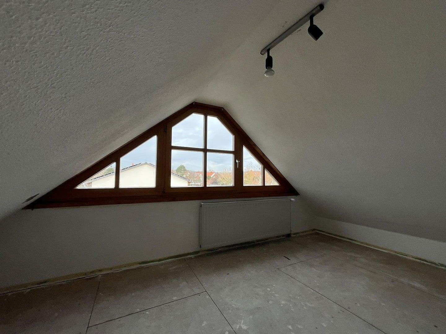 Prodej domu 126 m², pozemek 530 m², Lerchenweg 48, Stegaurach, Bavorsko Prodej domu 126 m², pozemek 530 m², Lerchenweg 48, Stegaurach, Bavorsko