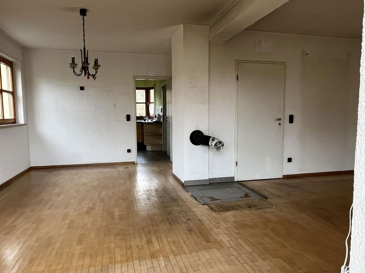 Prodej domu 126 m², pozemek 530 m², Lerchenweg 48, Stegaurach, Bavorsko Prodej domu 126 m², pozemek 530 m², Lerchenweg 48, Stegaurach, Bavorsko