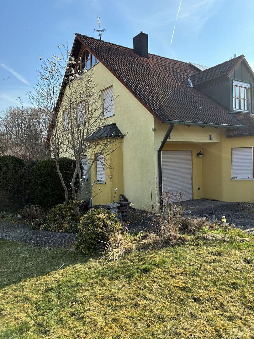 Prodej domu 126 m², pozemek 530 m², Lerchenweg 48, Stegaurach, Bavorsko Prodej domu 126 m², pozemek 530 m², Lerchenweg 48, Stegaurach, Bavorsko