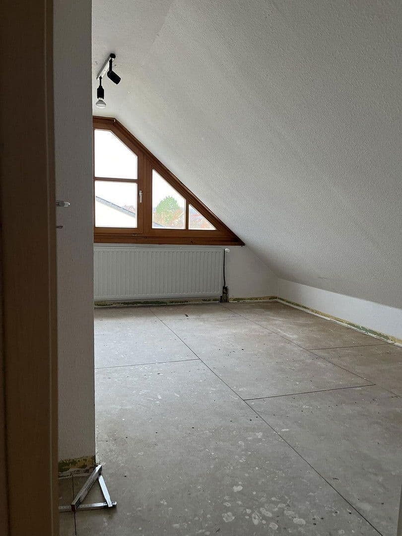 Prodej domu 126 m², pozemek 530 m², Lerchenweg 48, Stegaurach, Bavorsko Prodej domu 126 m², pozemek 530 m², Lerchenweg 48, Stegaurach, Bavorsko