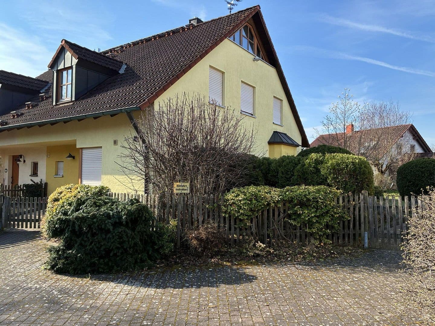 Prodej domu 126 m², pozemek 530 m², Lerchenweg 48, Stegaurach, Bavorsko Prodej domu 126 m², pozemek 530 m², Lerchenweg 48, Stegaurach, Bavorsko