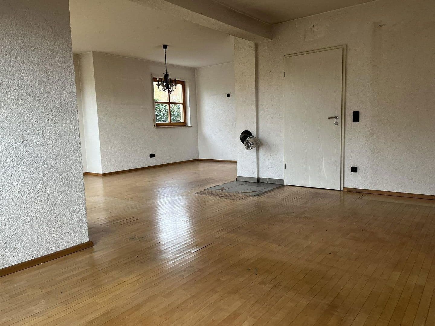 Prodej domu 126 m², pozemek 530 m², Lerchenweg 48, Stegaurach, Bavorsko Prodej domu 126 m², pozemek 530 m², Lerchenweg 48, Stegaurach, Bavorsko