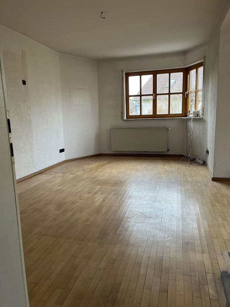 Prodej domu 126 m², pozemek 530 m², Lerchenweg 48, Stegaurach, Bavorsko Prodej domu 126 m², pozemek 530 m², Lerchenweg 48, Stegaurach, Bavorsko