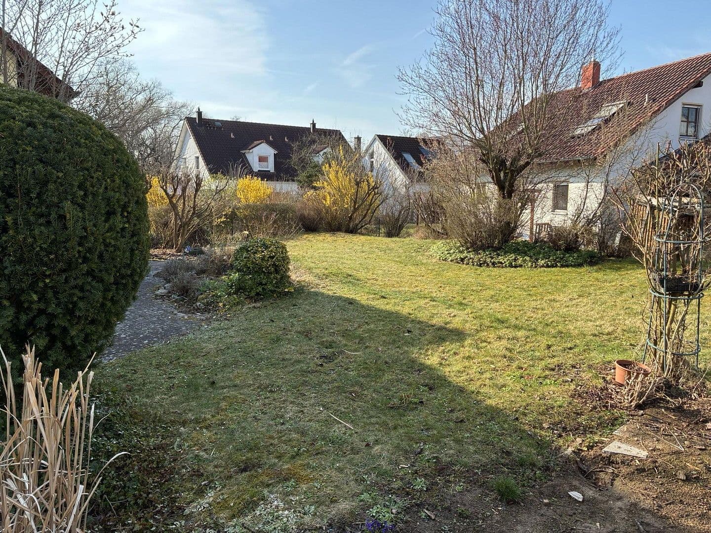 Prodej domu 126 m², pozemek 530 m², Lerchenweg 48, Stegaurach, Bavorsko Prodej domu 126 m², pozemek 530 m², Lerchenweg 48, Stegaurach, Bavorsko