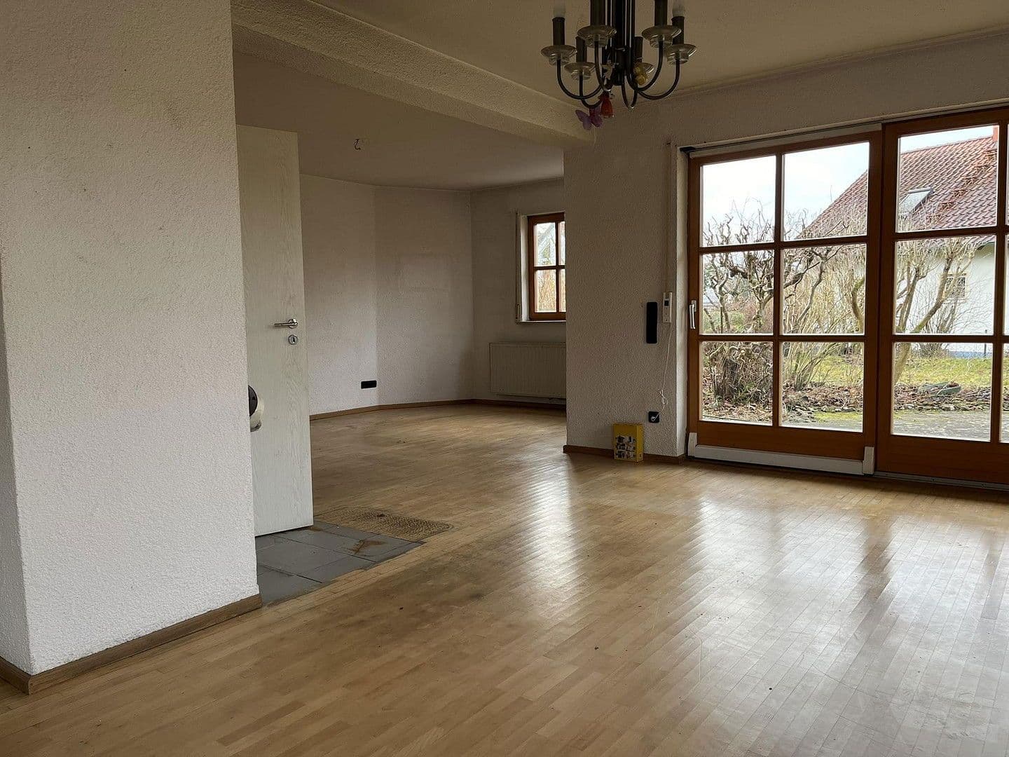 Prodej domu 126 m², pozemek 530 m², Lerchenweg 48, Stegaurach, Bavorsko Prodej domu 126 m², pozemek 530 m², Lerchenweg 48, Stegaurach, Bavorsko