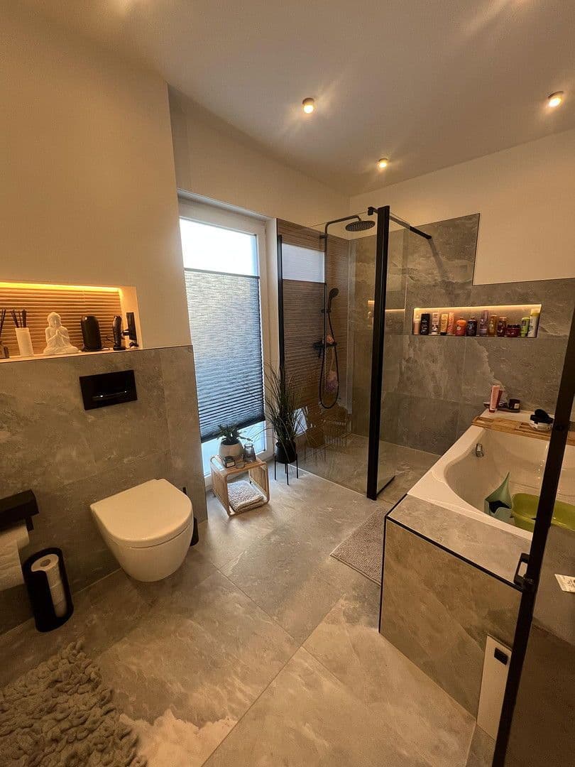 Prodej domu 250 m², pozemek 312 m², Wuppertal, Severní Porýní-Vestfálsko Prodej domu 250 m², pozemek 312 m², Wuppertal, Severní Porýní-Vestfálsko