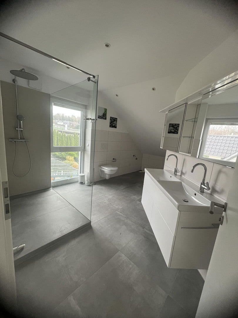 Prodej domu 250 m², pozemek 312 m², Wuppertal, Severní Porýní-Vestfálsko Prodej domu 250 m², pozemek 312 m², Wuppertal, Severní Porýní-Vestfálsko