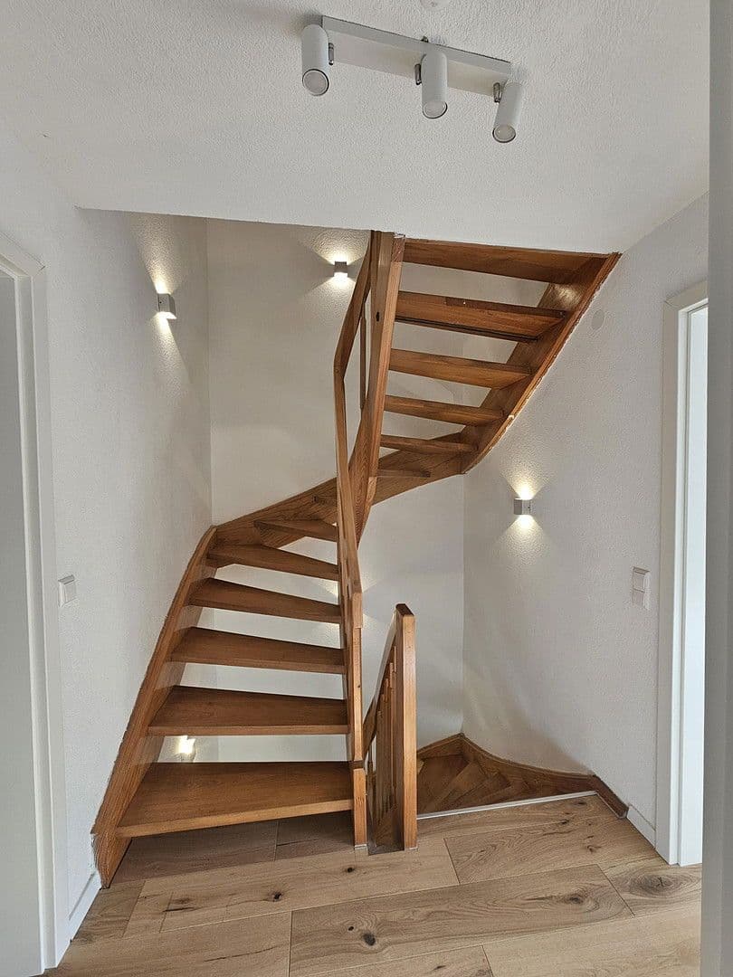 Prodej domu 120 m², pozemek 470 m², Esslingen am Neckar, Bádensko-Württembersko Prodej domu 120 m², pozemek 470 m², Esslingen am Neckar, Bádensko-Württembersko