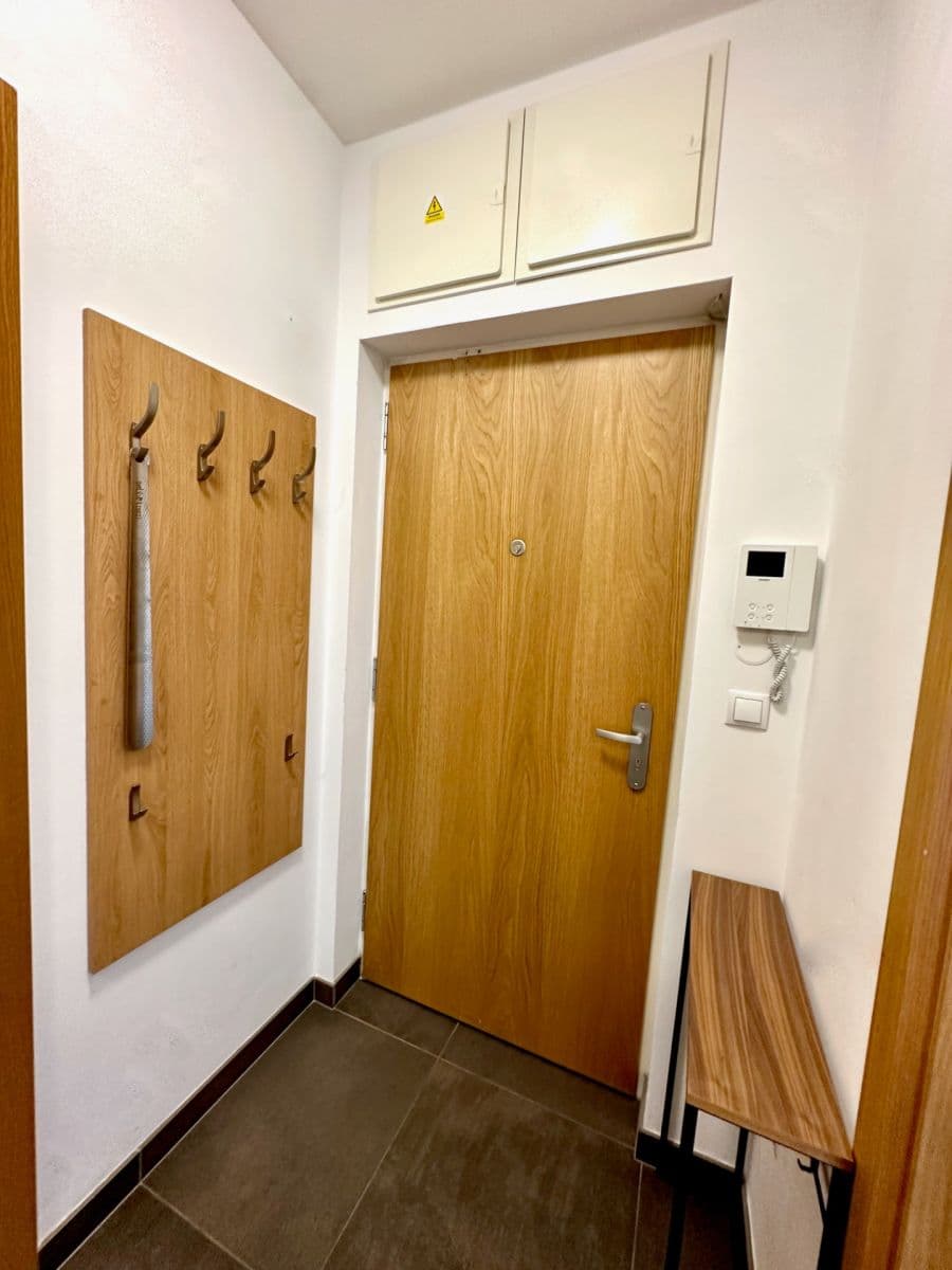 Pronájem bytu 1+kk 45 m², Osadní, Praha, Praha Pronájem bytu 1+kk 45 m², Osadní, Praha, Praha