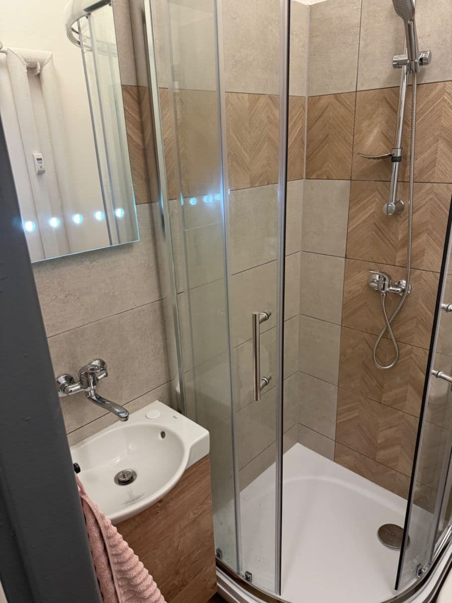 Pronájem bytu 1+kk 19 m², Nádražní, Ostrava, Moravskoslezský kraj Pronájem bytu 1+kk 19 m², Nádražní, Ostrava, Moravskoslezský kraj