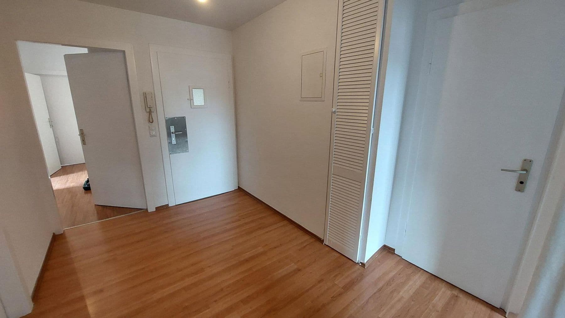 Pronájem bytu 4+1 74 m², Emser Strasse 40, Frankfurt, Hessen Pronájem bytu 4+1 74 m², Emser Strasse 40, Frankfurt, Hessen