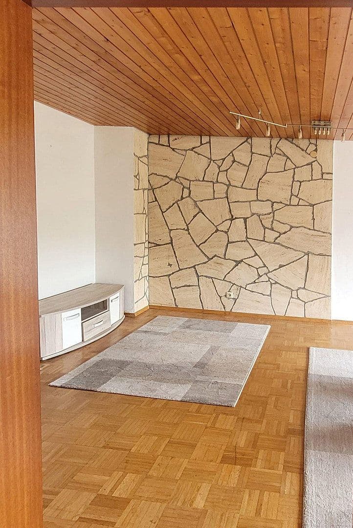 Pronájem bytu 3+1 74 m², Limburgstraße, Dettingen unter Teck, Bádensko-Württembersko Pronájem bytu 3+1 74 m², Limburgstraße, Dettingen unter Teck, Bádensko-Württembersko