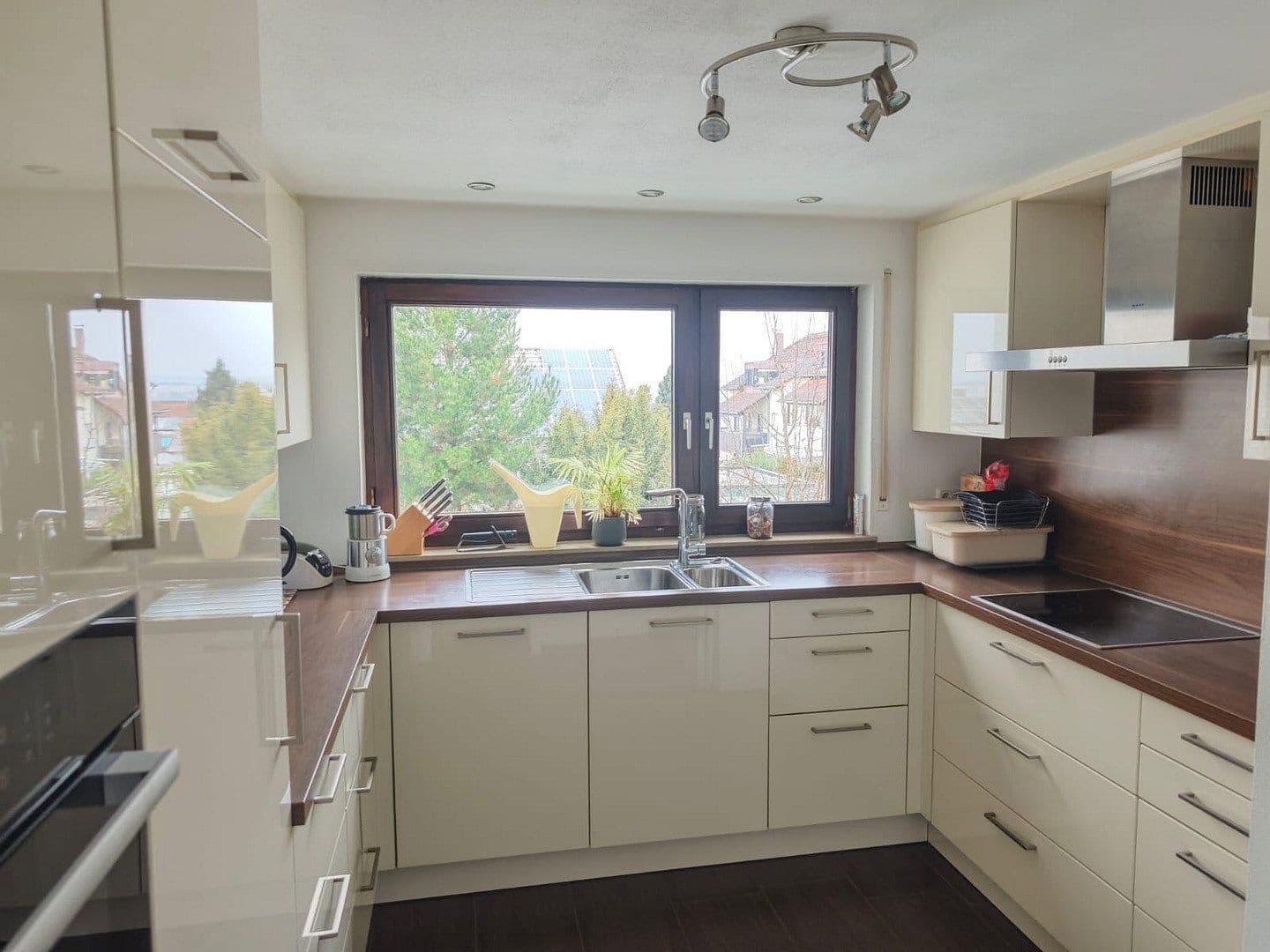 Prodej domu 160 m², pozemek 307 m², Neuhausen auf den Fildern, Bádensko-Württembersko Prodej domu 160 m², pozemek 307 m², Neuhausen auf den Fildern, Bádensko-Württembersko