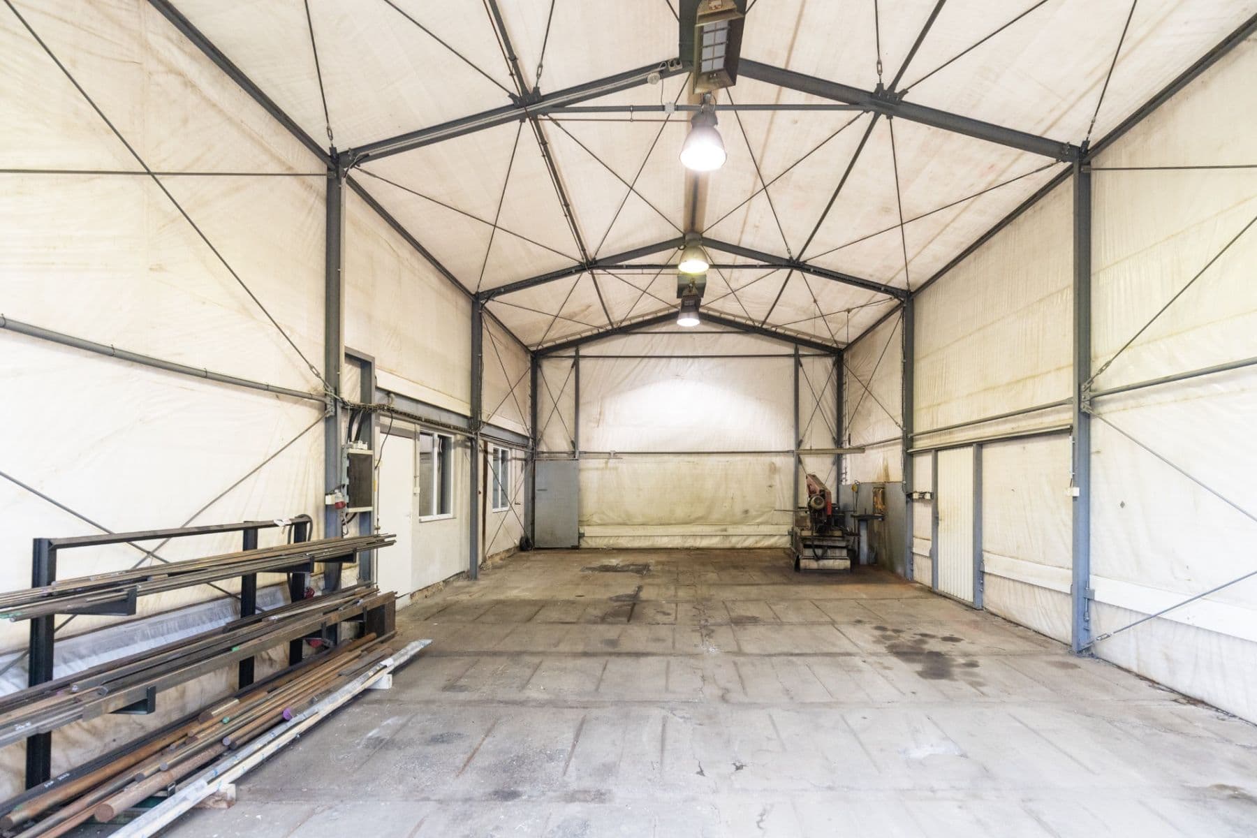 Pronájem nebytového prostoru 700 m², Dnešice, Plzeňský kraj Pronájem nebytového prostoru 700 m², Dnešice, Plzeňský kraj