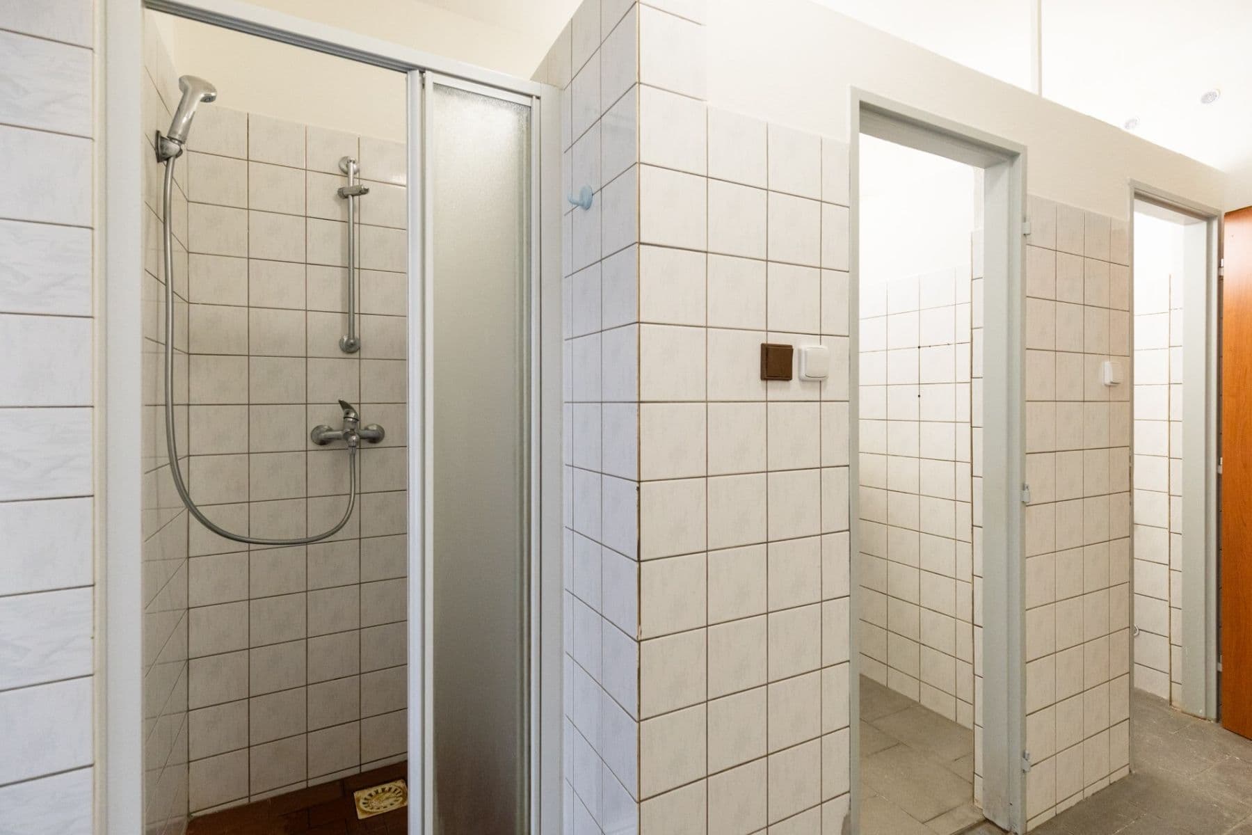 Pronájem nebytového prostoru 700 m², Dnešice, Plzeňský kraj Pronájem nebytového prostoru 700 m², Dnešice, Plzeňský kraj