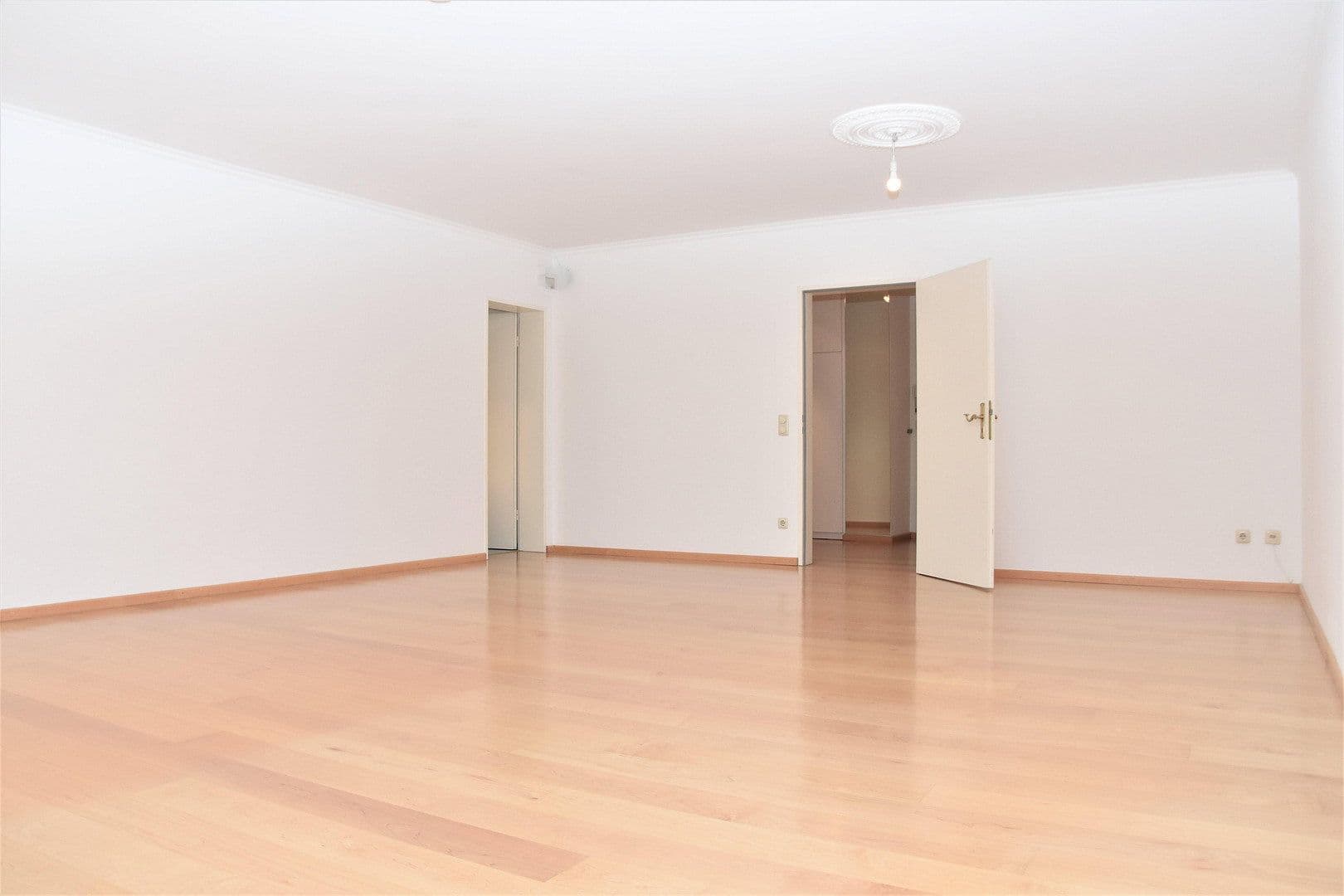 Pronájem bytu 3+1 117 m², Bemediktenwandstraße 5, München, Bavorsko Pronájem bytu 3+1 117 m², Bemediktenwandstraße 5, München, Bavorsko
