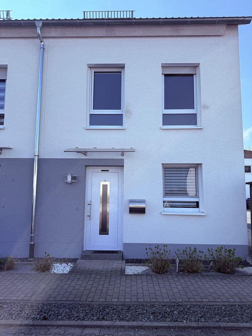 Prodej domu 142 m², pozemek 179 m², Alleestraße 85, Flörsheim, Hessen Prodej domu 142 m², pozemek 179 m², Alleestraße 85, Flörsheim, Hessen