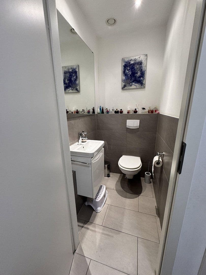 Prodej domu 142 m², pozemek 179 m², Alleestraße 85, Flörsheim, Hessen Prodej domu 142 m², pozemek 179 m², Alleestraße 85, Flörsheim, Hessen