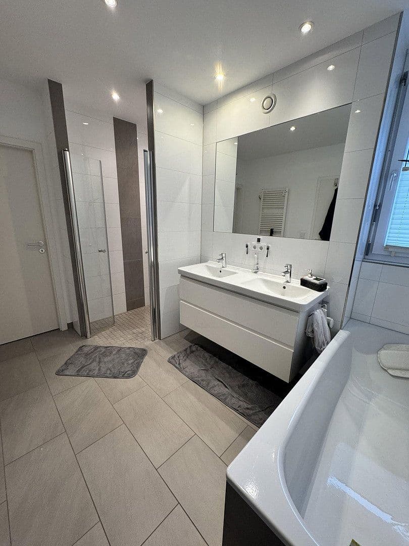 Prodej domu 142 m², pozemek 179 m², Alleestraße 85, Flörsheim, Hessen Prodej domu 142 m², pozemek 179 m², Alleestraße 85, Flörsheim, Hessen