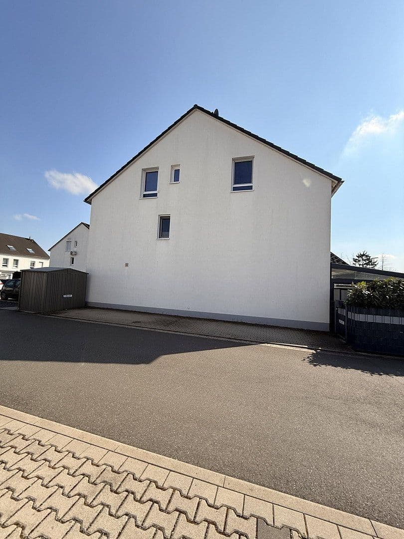 Prodej domu 142 m², pozemek 179 m², Alleestraße 85, Flörsheim, Hessen Prodej domu 142 m², pozemek 179 m², Alleestraße 85, Flörsheim, Hessen