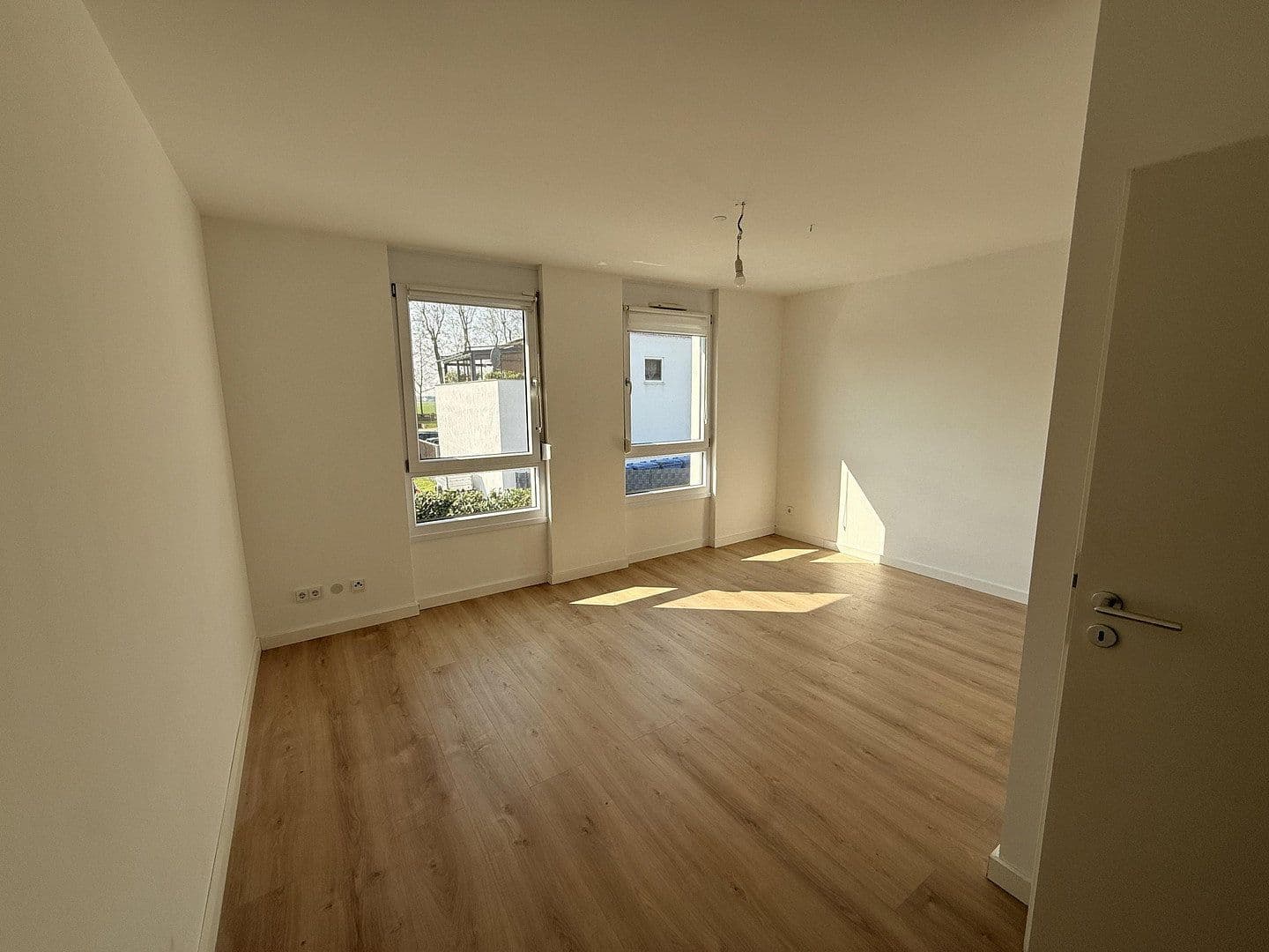 Prodej domu 142 m², pozemek 179 m², Alleestraße 85, Flörsheim, Hessen Prodej domu 142 m², pozemek 179 m², Alleestraße 85, Flörsheim, Hessen