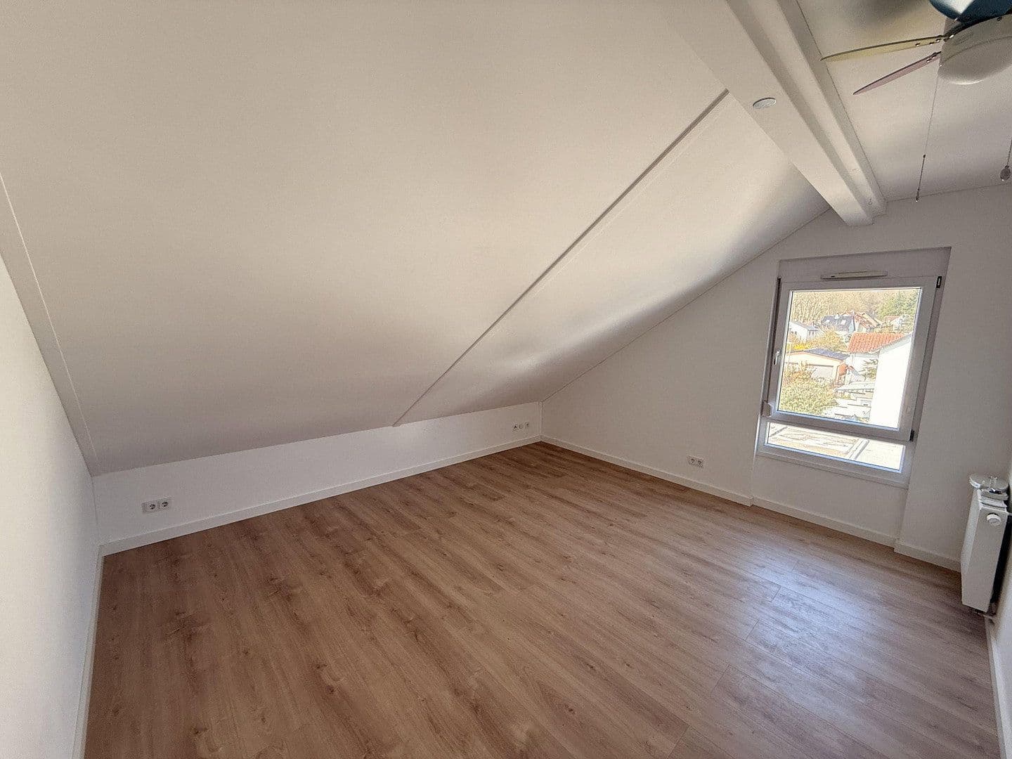 Prodej domu 142 m², pozemek 179 m², Alleestraße 85, Flörsheim, Hessen Prodej domu 142 m², pozemek 179 m², Alleestraße 85, Flörsheim, Hessen