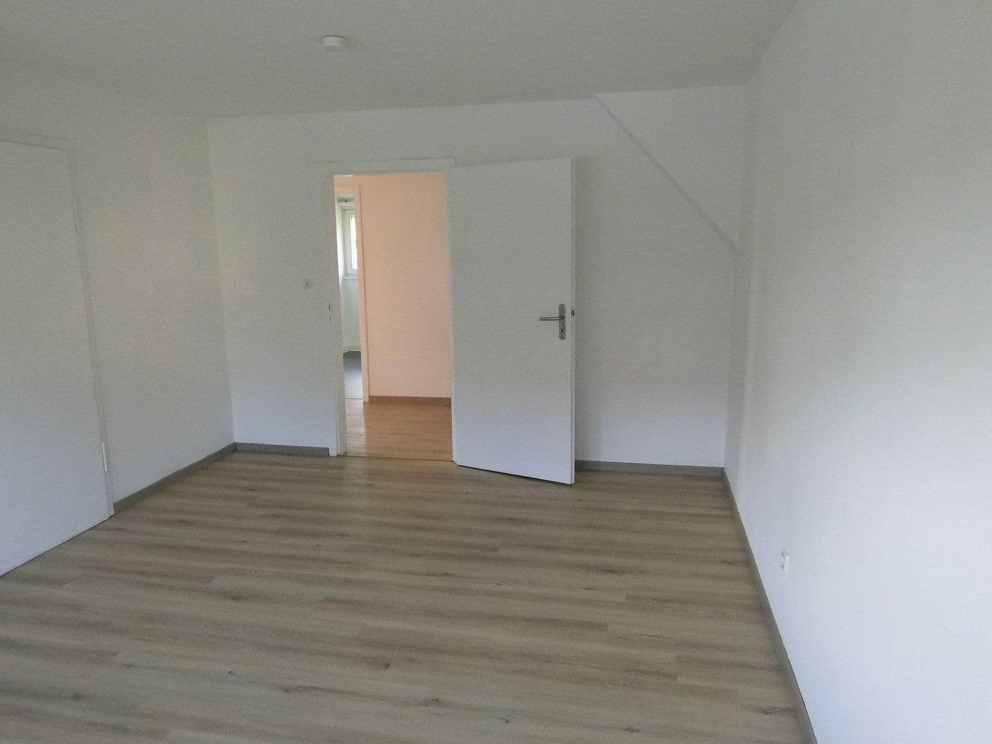 Pronájem bytu 3+1 67 m², Stuttgart, Bádensko-Württembersko Pronájem bytu 3+1 67 m², Stuttgart, Bádensko-Württembersko