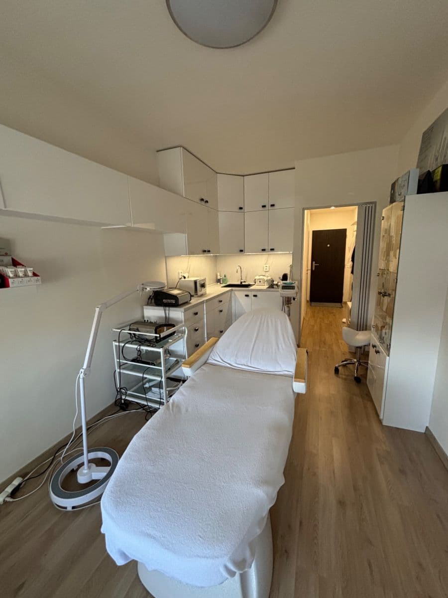 Pronájem nebytového prostoru 25 m², Peroutkova, Praha, Praha Pronájem nebytového prostoru 25 m², Peroutkova, Praha, Praha