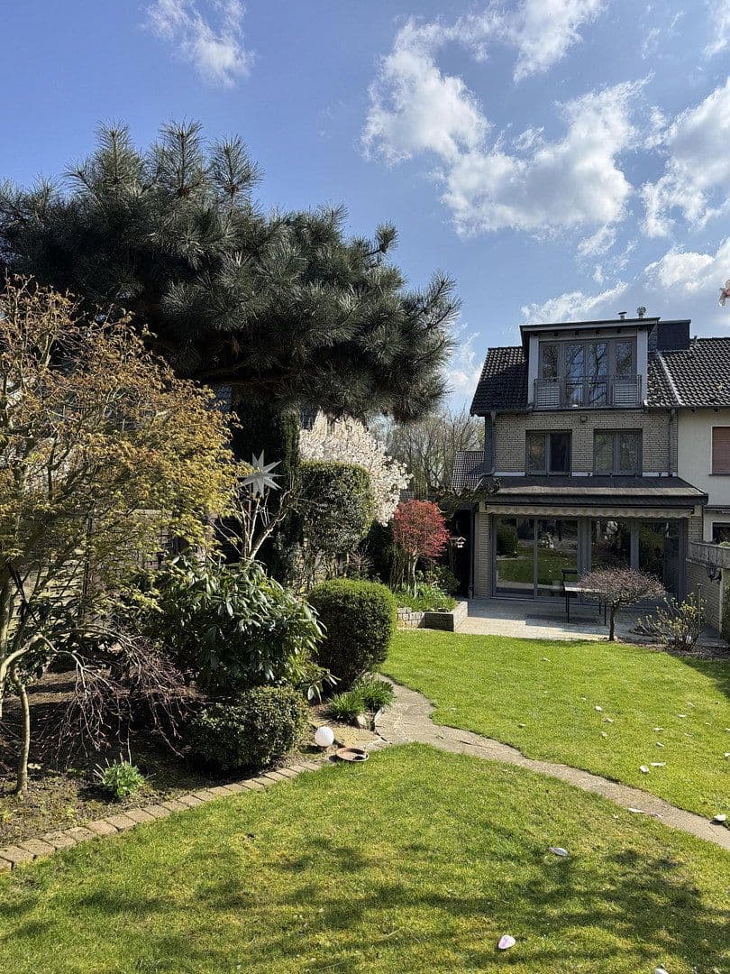 Prodej domu 149 m², pozemek 398 m², Mülheim an der Ruhr, Severní Porýní-Vestfálsko Prodej domu 149 m², pozemek 398 m², Mülheim an der Ruhr, Severní Porýní-Vestfálsko