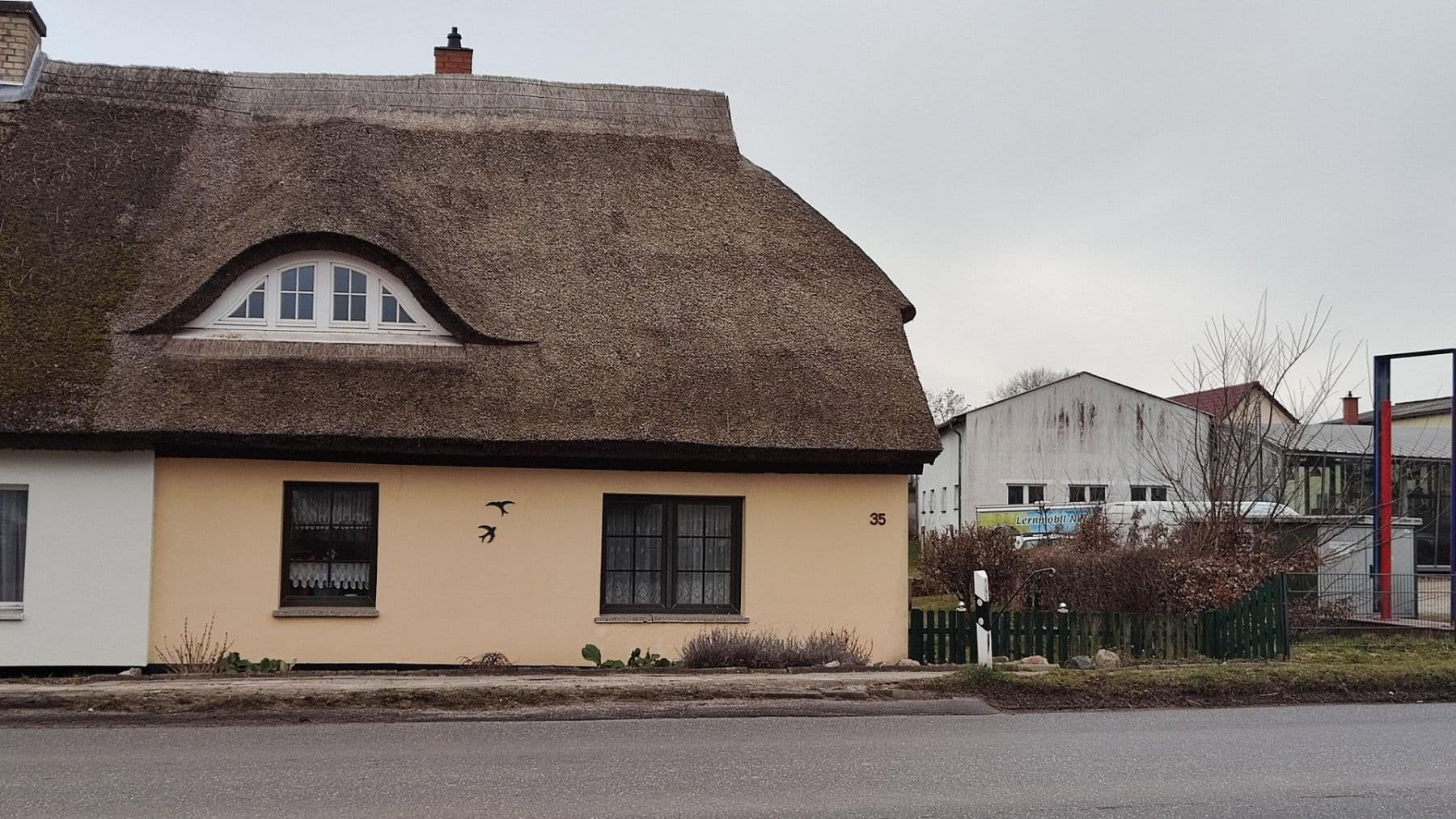 Prodej domu 92 m², pozemek 1.813 m², Dorfstraße 35, Putbus, Mecklenburg-Vorpommern Prodej domu 92 m², pozemek 1.813 m², Dorfstraße 35, Putbus, Mecklenburg-Vorpommern