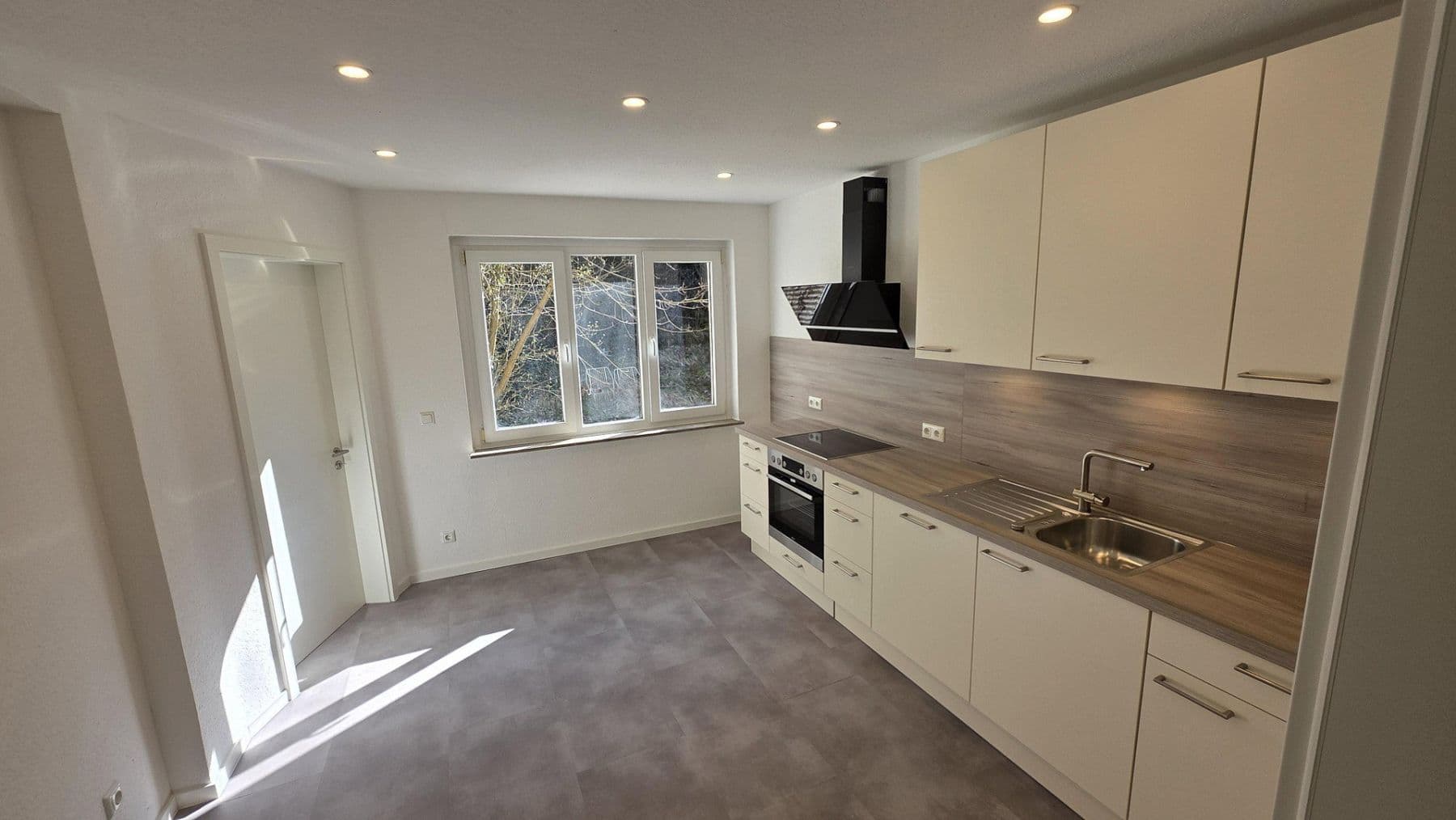 Pronájem bytu 3+1 70 m², Emilienstraße 54, Siegen, Severní Porýní-Vestfálsko Pronájem bytu 3+1 70 m², Emilienstraße 54, Siegen, Severní Porýní-Vestfálsko