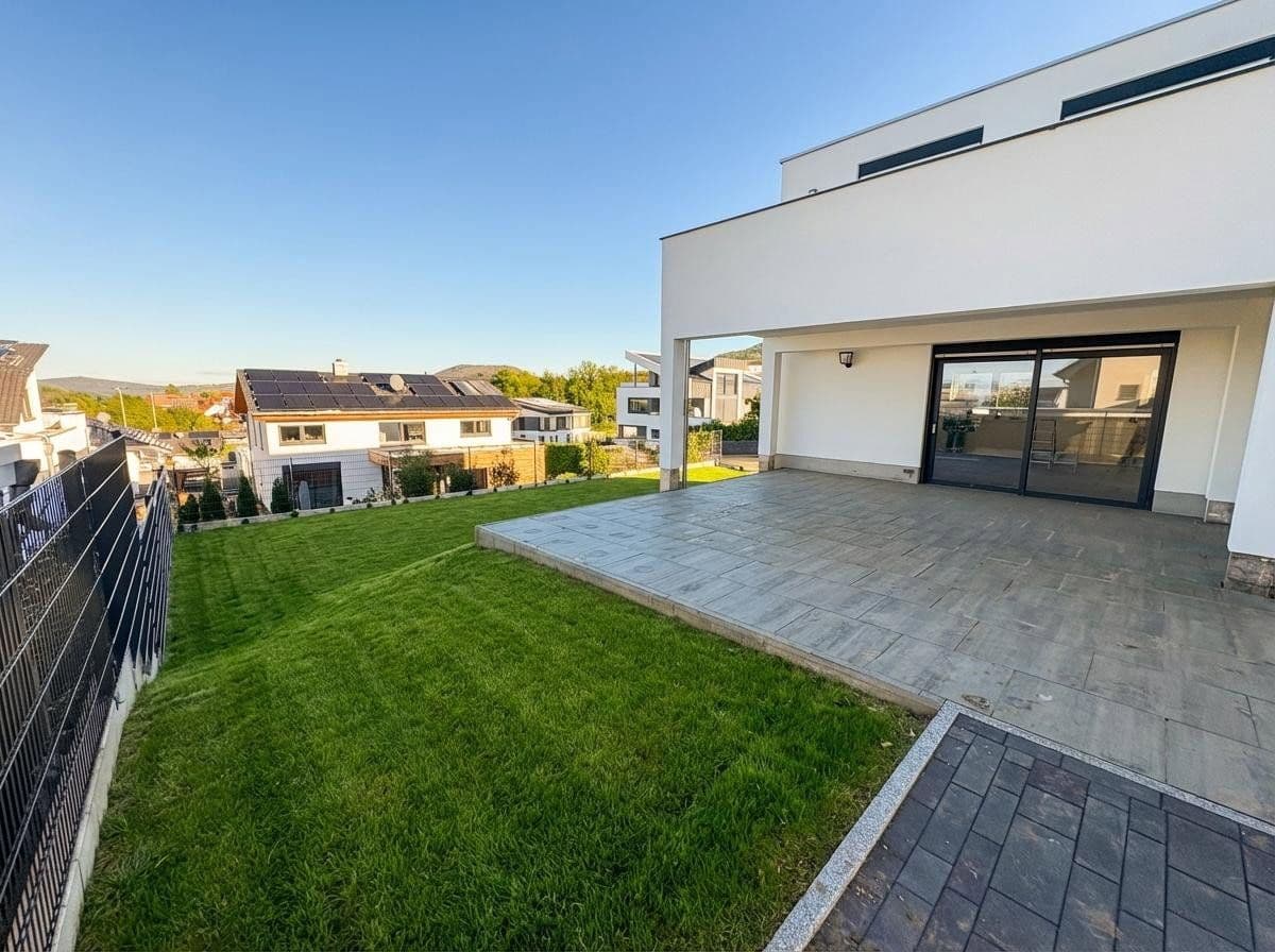 Pronájem domu 283 m², pozemek 657 m², Kassel, Hessen Pronájem domu 283 m², pozemek 657 m², Kassel, Hessen