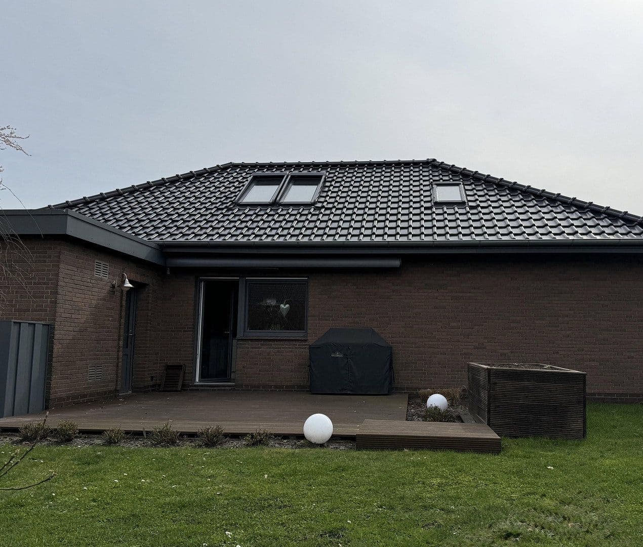 Prodej domu 128 m², pozemek 733 m², Roßfelde 12, Zetel, Dolní Sasko Prodej domu 128 m², pozemek 733 m², Roßfelde 12, Zetel, Dolní Sasko