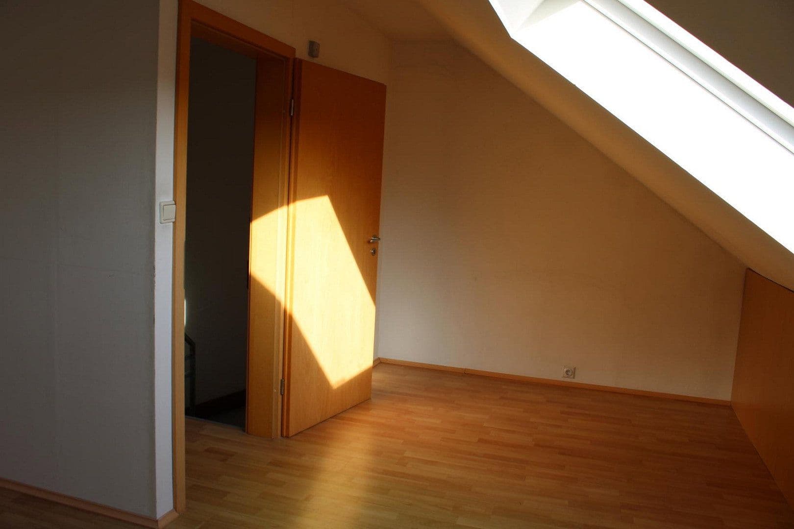 Prodej domu 130 m², pozemek 188 m², Ahornstraße 124, Feucht, Bavorsko Prodej domu 130 m², pozemek 188 m², Ahornstraße 124, Feucht, Bavorsko
