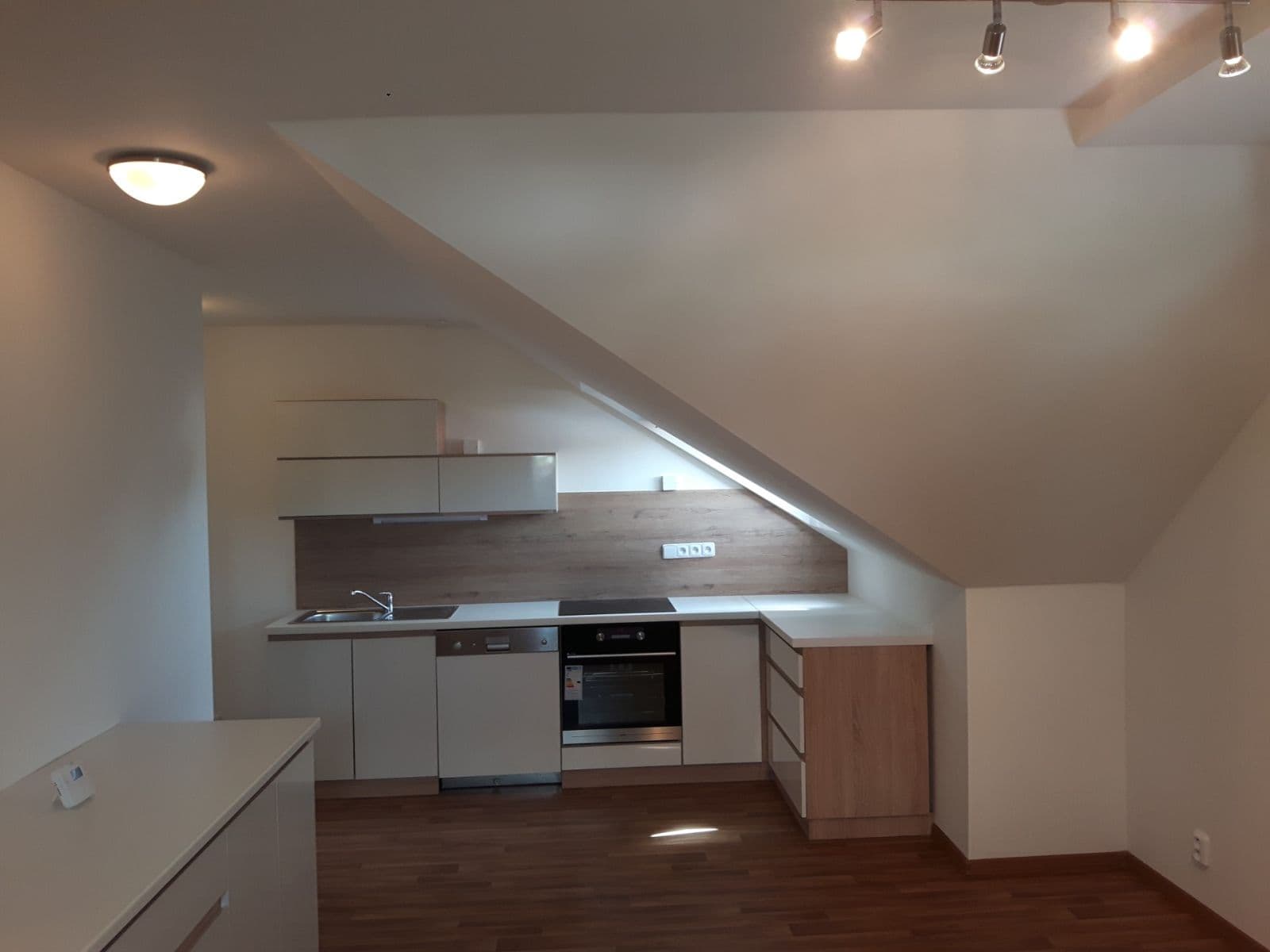 Pronájem bytu 2+kk 56 m², Ke Hřbitovu, Kolín, Středočeský kraj Pronájem bytu 2+kk 56 m², Ke Hřbitovu, Kolín, Středočeský kraj