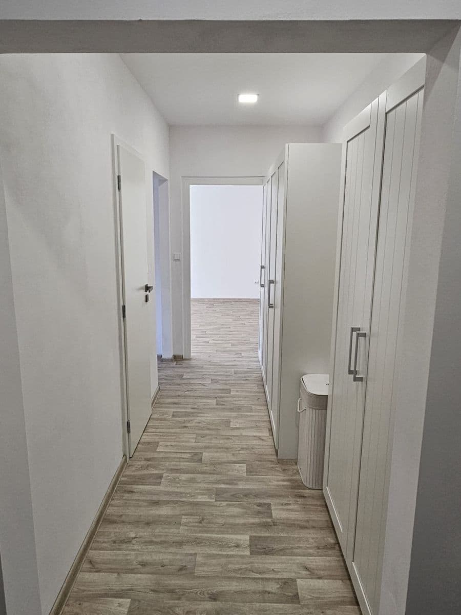 Pronájem bytu 1+1 50 m², Stará cesta, Vsetín, Zlínský kraj Pronájem bytu 1+1 50 m², Stará cesta, Vsetín, Zlínský kraj
