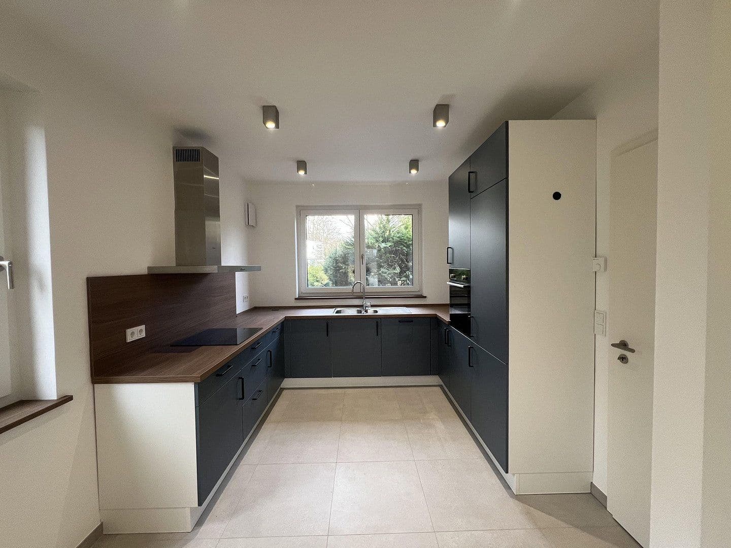 Pronájem bytu 6+1 142 m², Sülldorfer Landstraße 8a, Hamburg, Hamburg Pronájem bytu 6+1 142 m², Sülldorfer Landstraße 8a, Hamburg, Hamburg