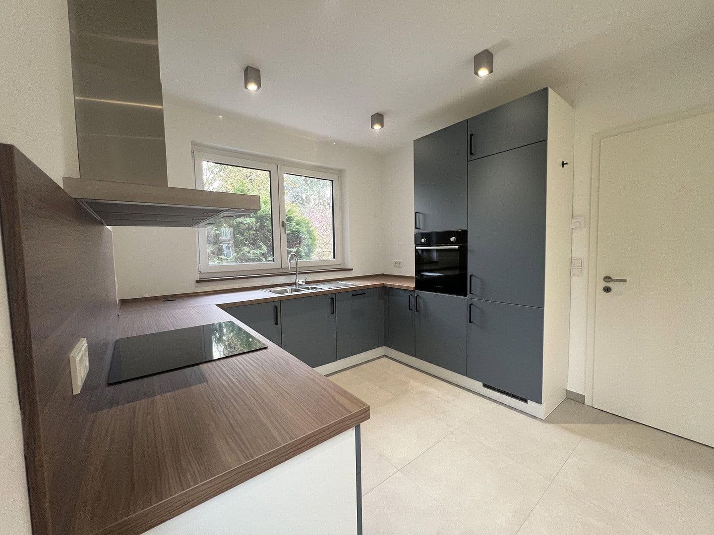 Pronájem bytu 6+1 142 m², Sülldorfer Landstraße 8a, Hamburg, Hamburg Pronájem bytu 6+1 142 m², Sülldorfer Landstraße 8a, Hamburg, Hamburg