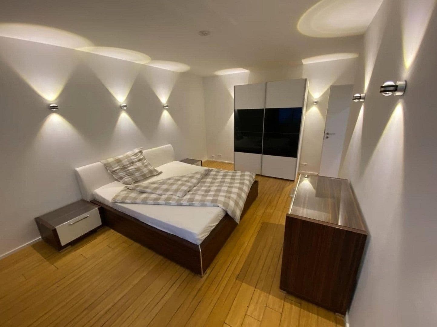 Pronájem bytu 2+1 73 m², Düsseldorf, Severní Porýní-Vestfálsko Pronájem bytu 2+1 73 m², Düsseldorf, Severní Porýní-Vestfálsko