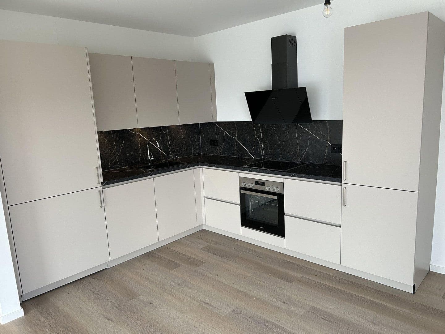 Pronájem bytu 3+1 108 m², Scheckertstrasse 2, Zell am Main, Bavorsko Pronájem bytu 3+1 108 m², Scheckertstrasse 2, Zell am Main, Bavorsko