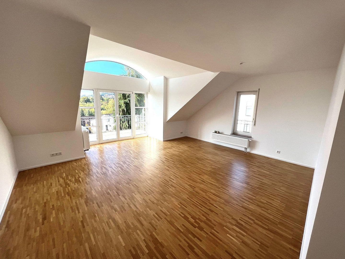 Pronájem bytu 3+1 88 m², Kronthaler Weg 11, Kronberg im Taunus, Hessen Pronájem bytu 3+1 88 m², Kronthaler Weg 11, Kronberg im Taunus, Hessen