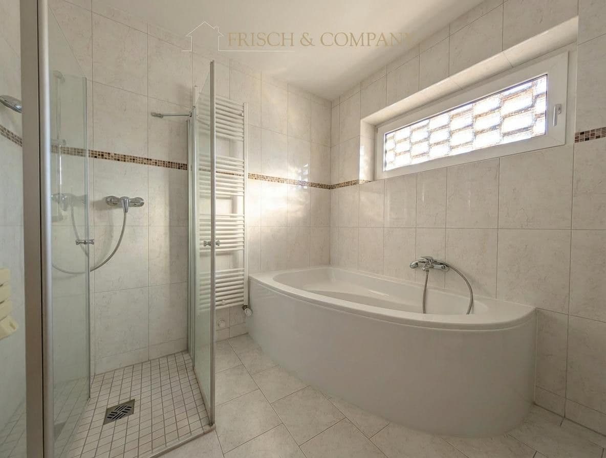 Prodej domu 212 m², pozemek 601 m², Varel, Dolní Sasko Prodej domu 212 m², pozemek 601 m², Varel, Dolní Sasko