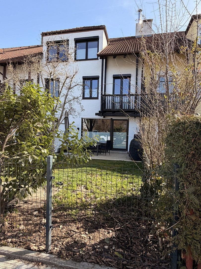 Pronájem domu 130 m², pozemek 130 m², München, Bavorsko Pronájem domu 130 m², pozemek 130 m², München, Bavorsko