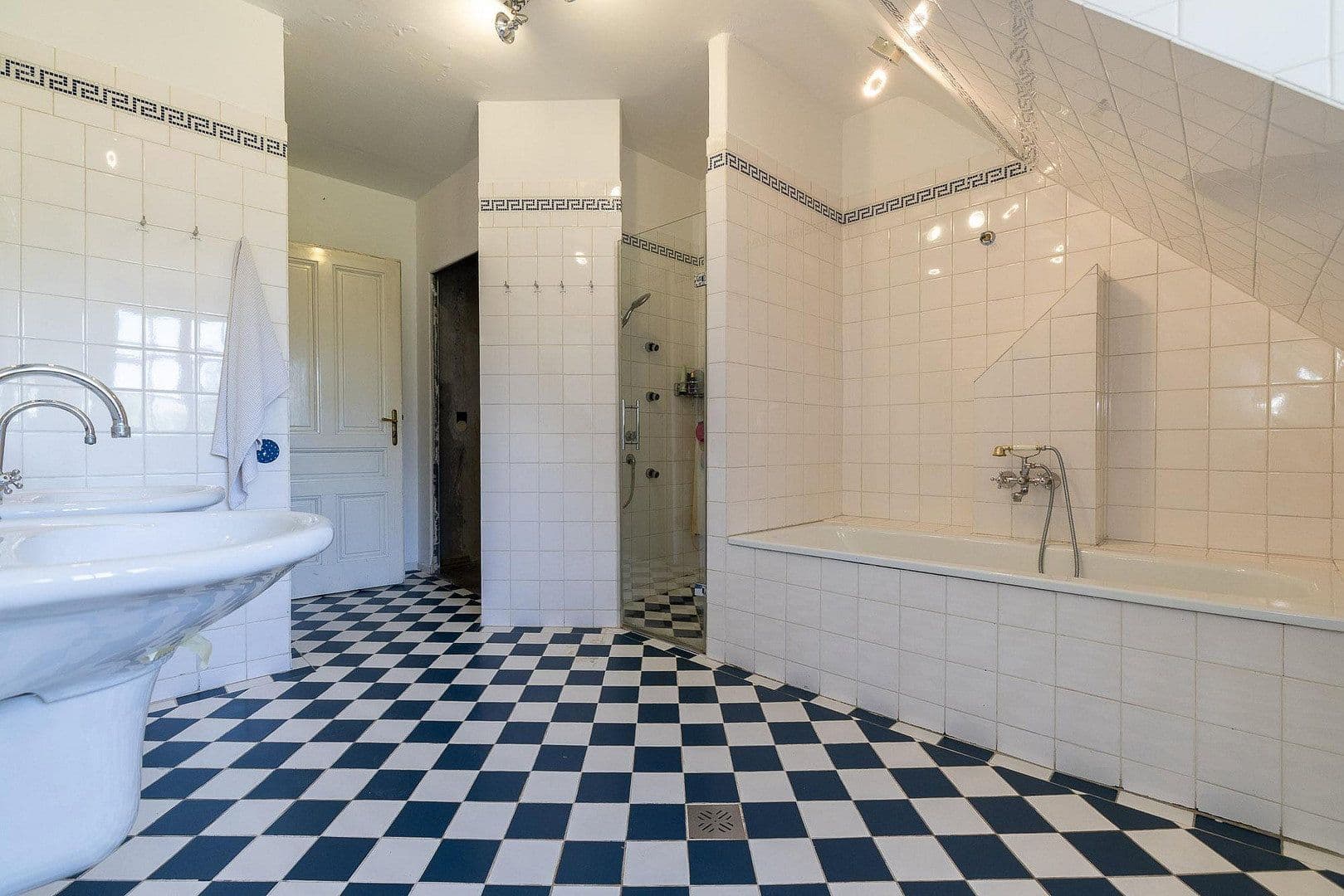 Prodej domu 282 m², pozemek 575 m², Eichwaldgasse 14, Baden, Dolní Rakousko Prodej domu 282 m², pozemek 575 m², Eichwaldgasse 14, Baden, Dolní Rakousko