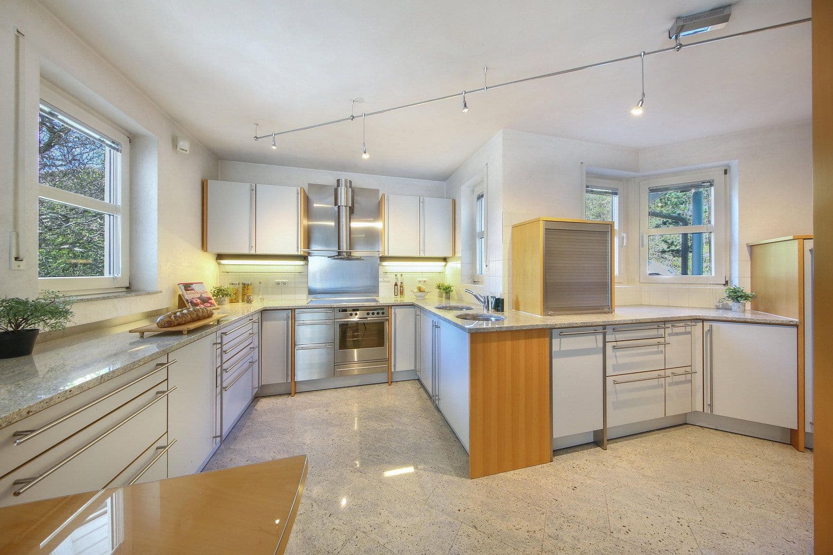 Prodej domu 357 m², pozemek 1.448 m², Grafenau, Bádensko-Württembersko Prodej domu 357 m², pozemek 1.448 m², Grafenau, Bádensko-Württembersko