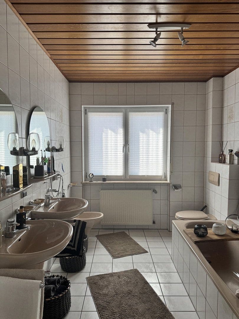 Prodej domu 458 m², pozemek 678 m², Ritter-Stephan-von-Mörlheim-Straße 2, Eußerthal, Porýní-Falc Prodej domu 458 m², pozemek 678 m², Ritter-Stephan-von-Mörlheim-Straße 2, Eußerthal, Porýní-Falc