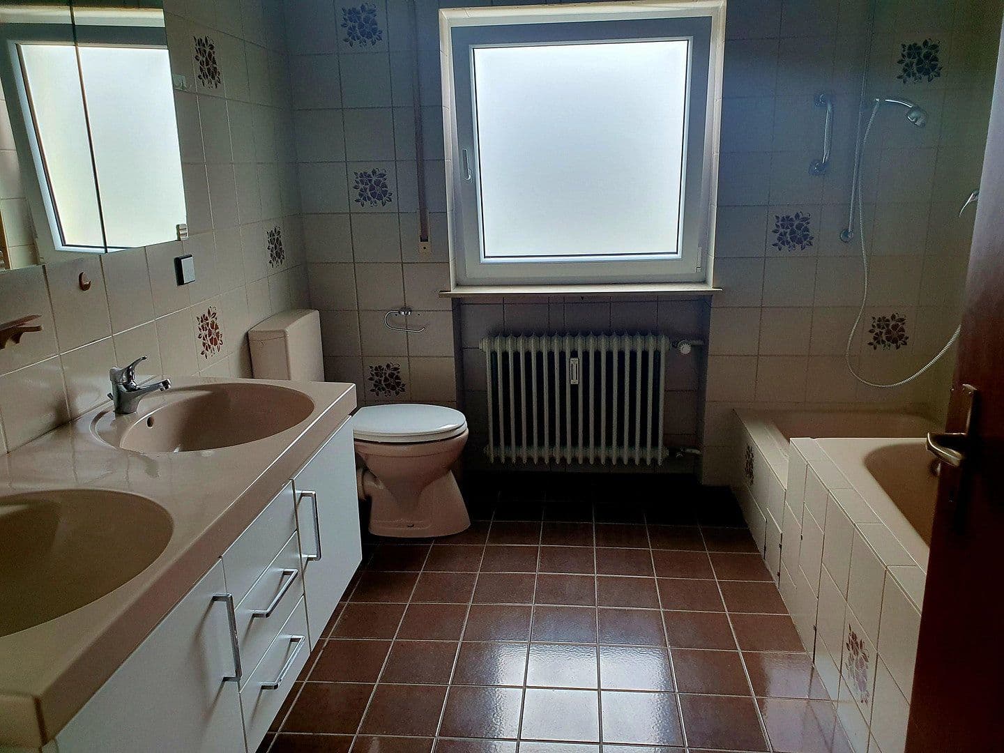 Prodej domu 197 m², pozemek 1.220 m², Buchen (Odenwald), Bádensko-Württembersko Prodej domu 197 m², pozemek 1.220 m², Buchen (Odenwald), Bádensko-Württembersko