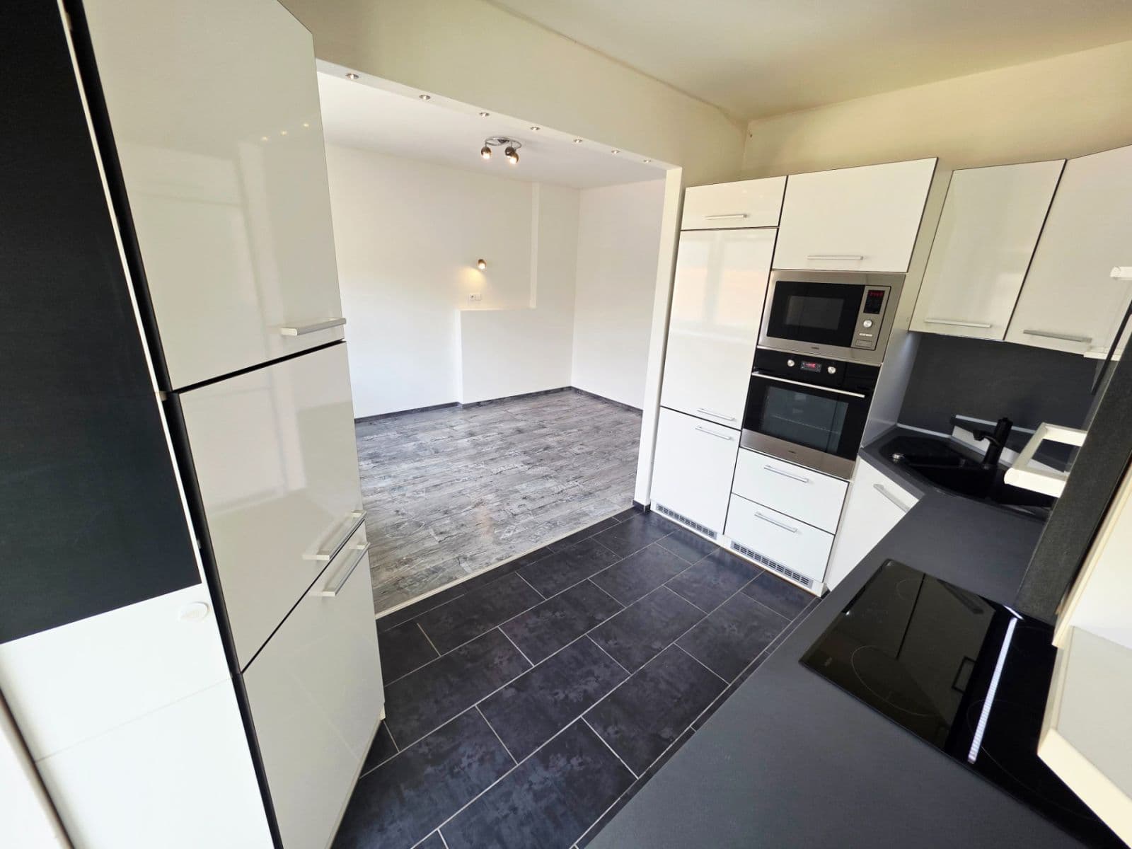 Pronájem bytu 2+kk 55 m², Mojmírovo náměstí, Brno, Jihomoravský kraj Pronájem bytu 2+kk 55 m², Mojmírovo náměstí, Brno, Jihomoravský kraj