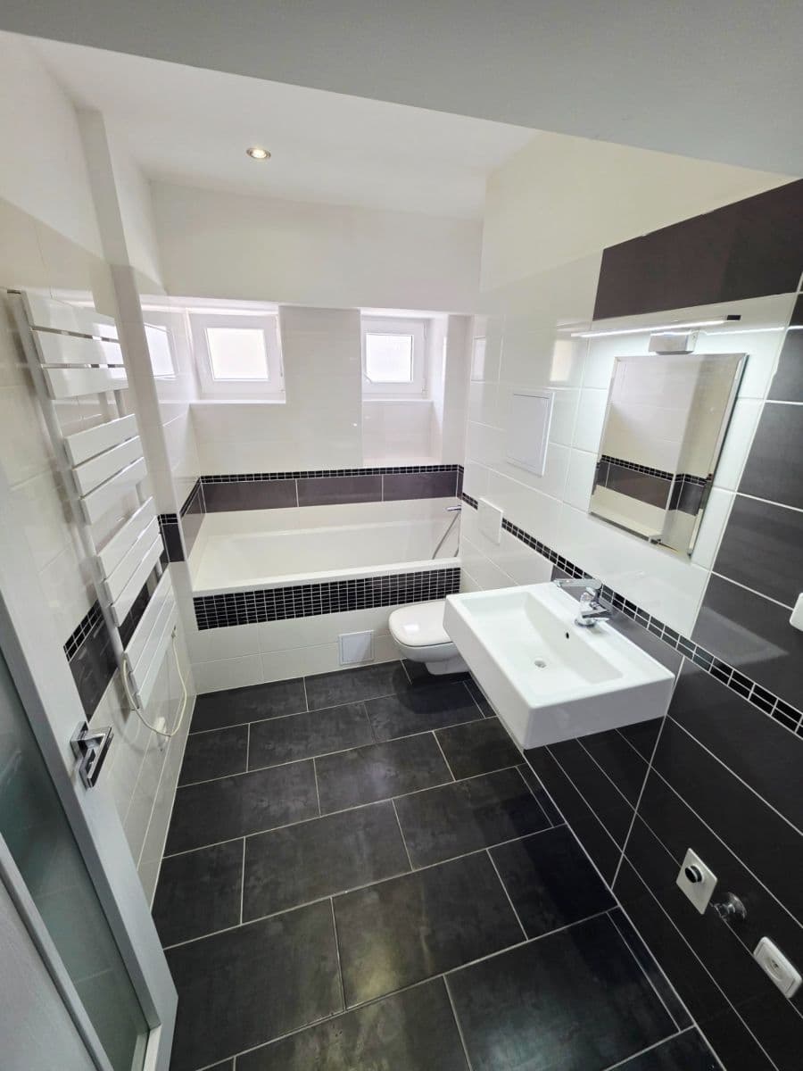 Pronájem bytu 2+kk 55 m², Mojmírovo náměstí, Brno, Jihomoravský kraj Pronájem bytu 2+kk 55 m², Mojmírovo náměstí, Brno, Jihomoravský kraj