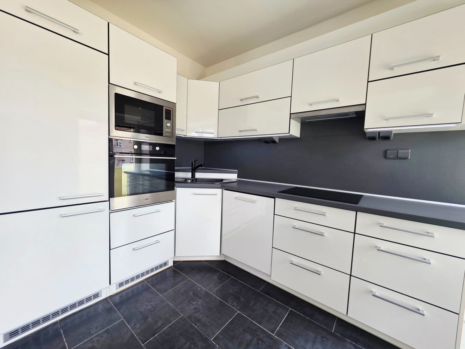 Pronájem bytu 2+kk 55 m², Mojmírovo náměstí, Brno, Jihomoravský kraj Pronájem bytu 2+kk 55 m², Mojmírovo náměstí, Brno, Jihomoravský kraj